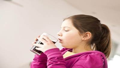 تأثير المشروبات السكرية على صحة الأطفال .. 9 أضرار قاتلة 