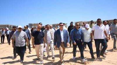 وزير الإسكان يتفقد مشروع بحيرات نيو مارينا والطرق والمداخل بمارينا الساحل الشمالي
