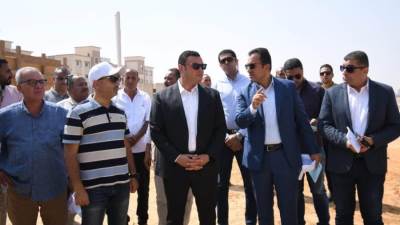وزير الإسكان يبدأ جولة تفقدية بمدينة العاشر من رمضان
