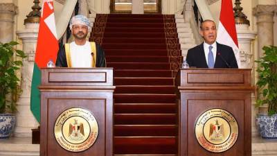 وزير الخارجية والهجرة يستقبل نظيره العُماني ويترأسان أعمال اللجنة المشتركة بالقاهرة