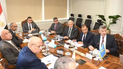 وزير الإسكان يتابع موقف مشروعات مياه الشرب والصرف الصحي بمحافظة المنيا