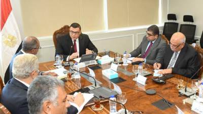 وزير الإسكان يتابع مشروعات مرافق مياه الشرب والصرف الصحي بالمدن الجديدة