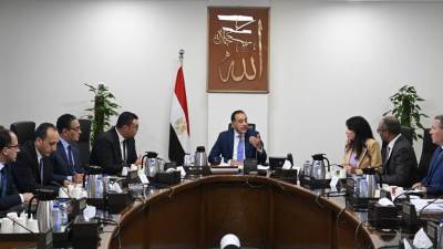 رئيس الوزراء يُتابع الخطة التنفيذية لمحطات تحلية مياه الساحل الشمالي الغربي