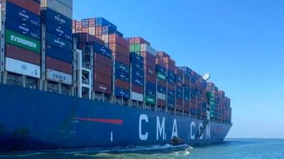 قناة السويس تشهد عبور سفينة الحاويات CMA CGM ZEPHYR