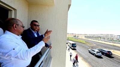 وزير الإسكان يتفقد وحدات سكن لكل المصريين ومحطة مياه بمدينة أكتوبر الجديدة