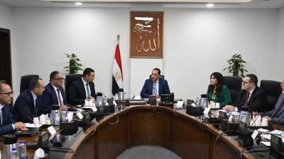 رئيس الوزراء يتابع موقف تقنين الأراضي المضافة لعدد من المدن الجديدة