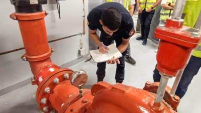 الحماية المدنية تختبر أنظمة الحريق للأبراج الإدارية بمنطقة الأعمال المركزية بالعاصمة