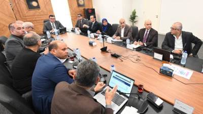 وزير الإسكان يتابع خطط تسويق مشروعات هيئة المجتمعات العمرانية