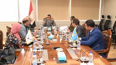 وزير الإسكان يتابع مشروع المماشى السياحية بمدينة الشيخ زايد