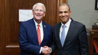 وزير الخارجية والهجرة يلتقي السيناتور روجر ويكر بمجلس الشيوخ الأمريكي
