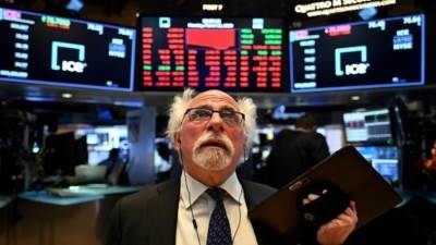 انخفاض الأسهم الأمريكية أمس الجمعة وسط مؤشرات على ضعف الاقتصاد