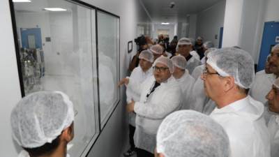 وزير الزراعة ومحافظ الشرقية يتفقدان مصنع لإنتاج اللقاحات البيطرية بالصالحية الجديدة