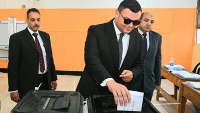 وزير الإسكان يدلي بصوته في انتخابات "الشيوخ".. ويشيد بالتنظيم 