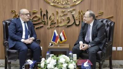 "الغمري" يبحث مع سفير الفلبين تنظيم تداول المستحضرات الطبية بين البلدين