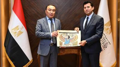 وزير الشباب والرياضة يلتقي سفير كازاخستان لبحث أوجه التعاون المشترك