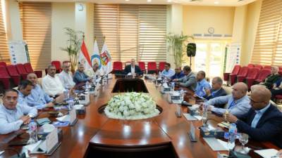 "بدوي" يتابع توسعات ميناء الحمراء مع مؤسسة الفجيرة للنفط