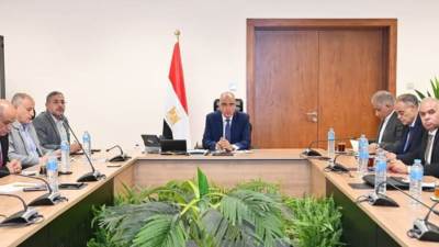 وزير الري يتابع منسوب المياه ببحيرة السد العالي