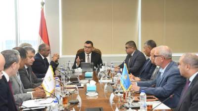 الشربيني يوجه بتأمين التغذية الكهربائية لمحطات المياه والصرف الصحي 