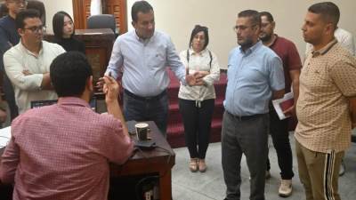 رئيس "العاشر من رمضان" يبحث مع الجهات المنفذة مسار القطار الكهربائي الخفيف