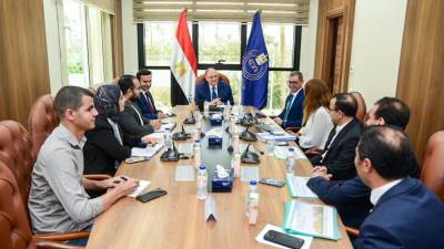 "الغمراوي" يبحث مع شركة فياترس خطط توطين صناعة الأدوية