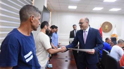 وزير العمل يُسلم 93 عقد عمل في البوسنة والهرسك والإمارات والأردن