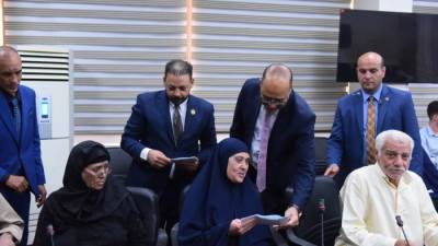 وزير العمل يُسلم بطاقات بنكية لمُستحقي المعاشات التقاعدية العراقية