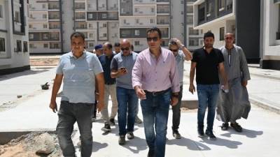 رئيس جهاز العاشر من رمضان يتفقد مشروعات الإسكان المتوسط والأخضر 