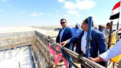 وزير الإسكان يتفقد مشروع إنشاء محطة تحلية المياه بالعلمين الجديدة 
