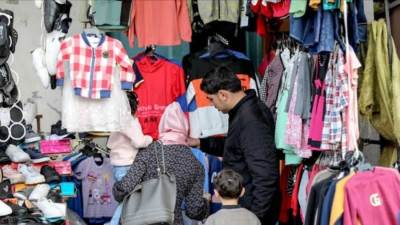 هل الأوكازيون الصيفي خدعة أم فرصة؟.. "الملابس الجاهزة" تجيب