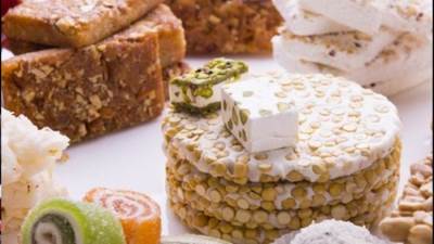 نقي على زوقك.. أسعار حلاوة المولد في باب البحر 2025