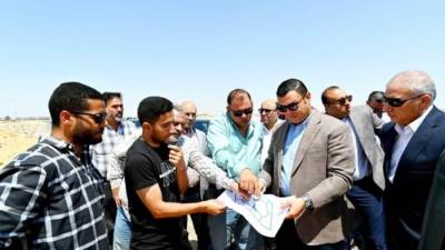 وزير الإسكان يتفقد مشروعات تنفيذ شبكات المرافق بمنطقة جنيفة بمدينة الشروق