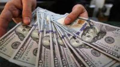 هل يواصل الدولار تراجعه أمام الجنيه؟ خبير اقتصادي يجيب