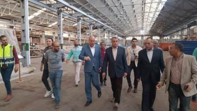 وزير الإنتاج الحربي بتفقد خطوط الإنتاج بشركة شبرا للصناعات الهندسية