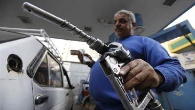 بلاش تفول التنك.. خبير مروري يحذر من خطورة تناثر البنزين داخل السيارة