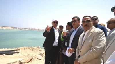 وزير الإسكان ومحافظ مطروح يتفقدان مشروع إحلال وتجديد كوبري روميل 
