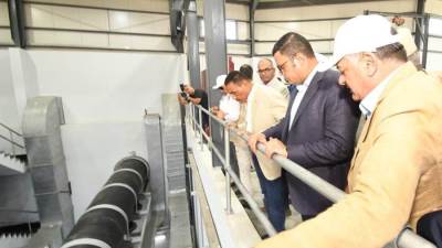 وزير الإسكان ومحافظ مطروح يتفقدان محطة تحلية مياه البحر "الرميلة 4" 