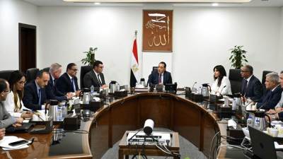 رئيس الوزراء يُتابع الموقف التنفيذي لمشروعات تحلية مياه البحر