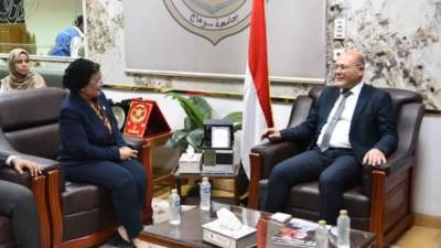 نائب وزير الصحة تبحث تعزيز دور جامعة سوهاج في مواجهة القضية السكانية