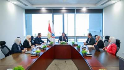 وزير الصحة يناقش مستجدات ملف تكليف أعضاء المهن الصحية