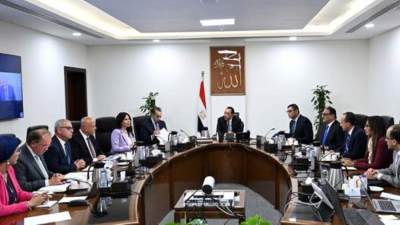 رئيس الوزراء يستعرض آليات تنفيذ مشروعات الكهرباء بالمدن الجديدة