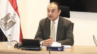 شيمي يبحث توظيف تقنيات الذكاء الاصطناعي لتطوير أداء الشركات التابعة للوزارة