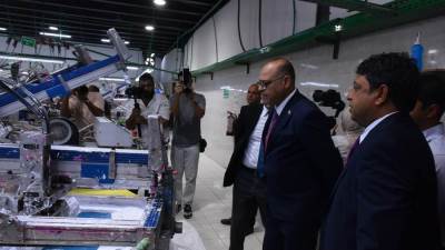 وزير العمل يفتتح صالة الإنتاج الجديدة بشركة جولدن ستارز بالمحمودية