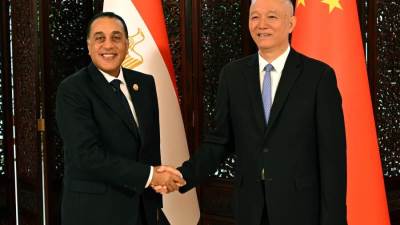 رئيس الوزراء يدعو الشركات الصينية للاستثمار في صناعة السيارات الكهربائية