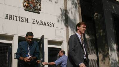 المعاملة بالمثل.. السلطات المصرية ترفع الحواجز الأمنية عن السفارة البريطانية بالقاهرة