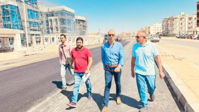 رئيس القاهرة الجديدة يتفقد أعمال رفع كفاءة الطرق بحي اللوتس والتسعين الشمالي