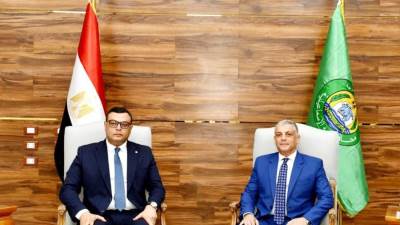 خلال لقائه بمحافظ الإسماعيلية.. وزير الإسكان يوجه باستمرار التنسيق بشأن مشروعات المدينة