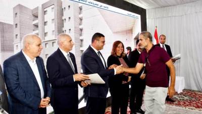 وزير الإسكان يسلم عقود وحدات «سكن لكل المصريين» بإعلاني «العاشر والرابع عشر» بالعبور الجديدة