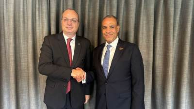 وزير الخارجية والهجرة يلتقي وزير خارجية ألبانيا 