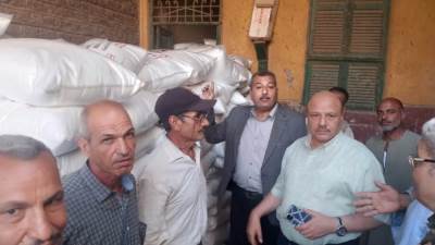 المهندس أسعد منادي يتابع صرف الأسمدة للمواطنين بأسيوط