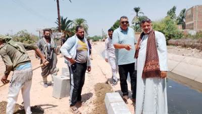 عبدالرؤوف النمر يتابع تركيب البندورات بطريق عرب مطير الكوم الأحمر